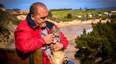 Luis Ángel con un gato