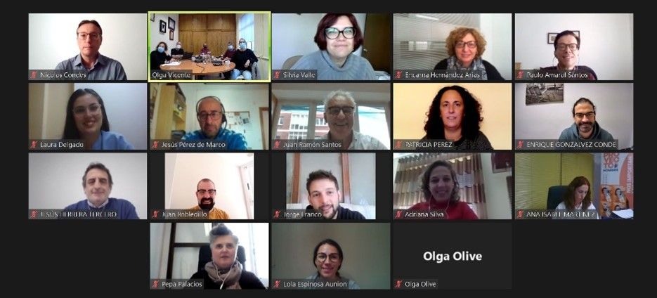 Una foto de un grupo de personas posando para una foto

Descripción generada automáticamente