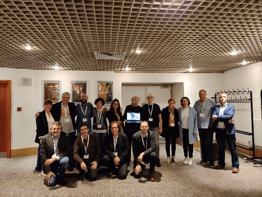 Une image contenant personne, intérieur, plafond, groupe

Description générée automatiquement