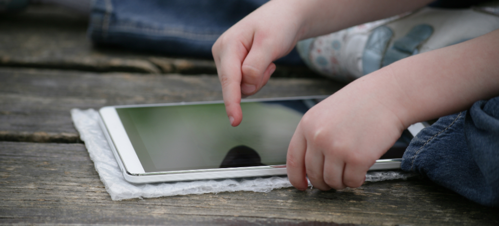Un niño usa una tablet